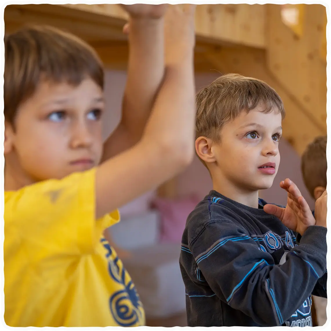 Otroci pri gestovni igri.