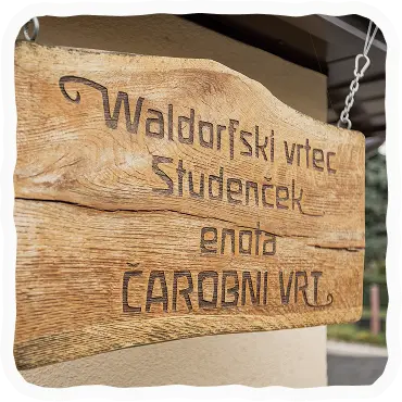 Tabla na vhodu v enoto Čarobni vrt.