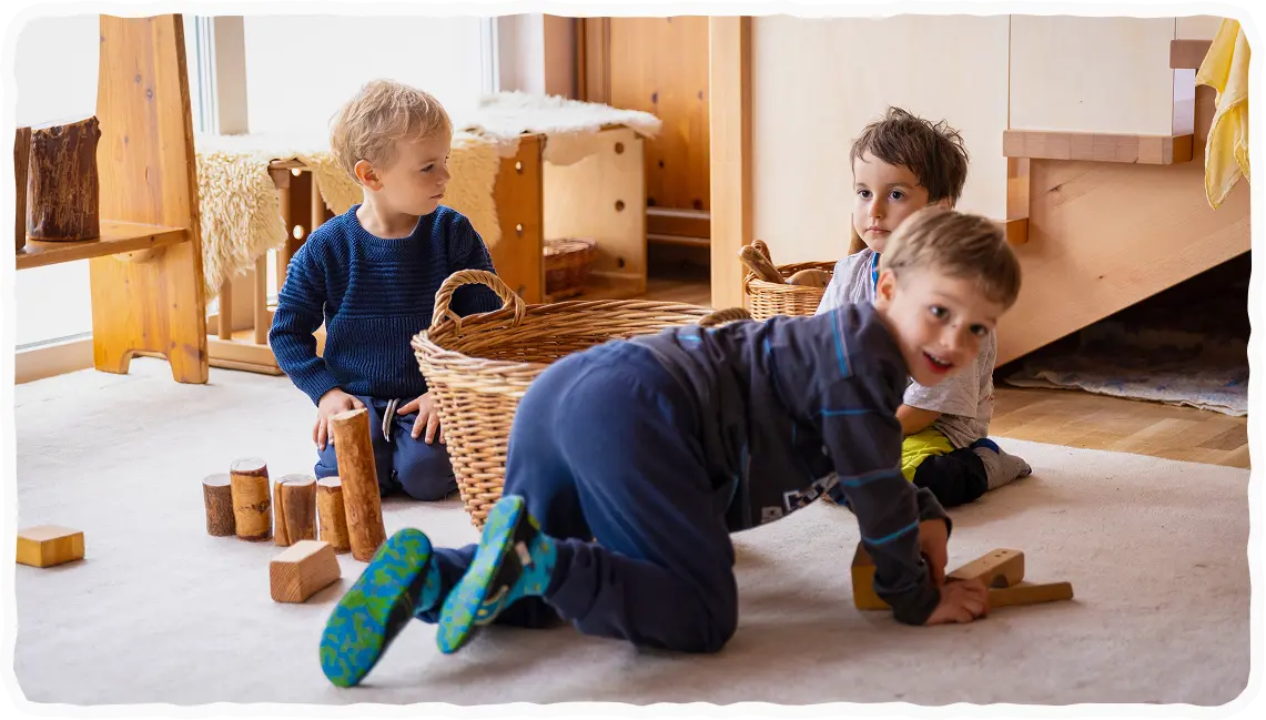 Otroci med igro z lesenimi igračami.