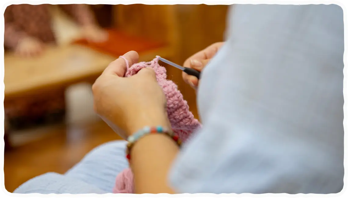 Vzgojiteljica med kvačkanjem.