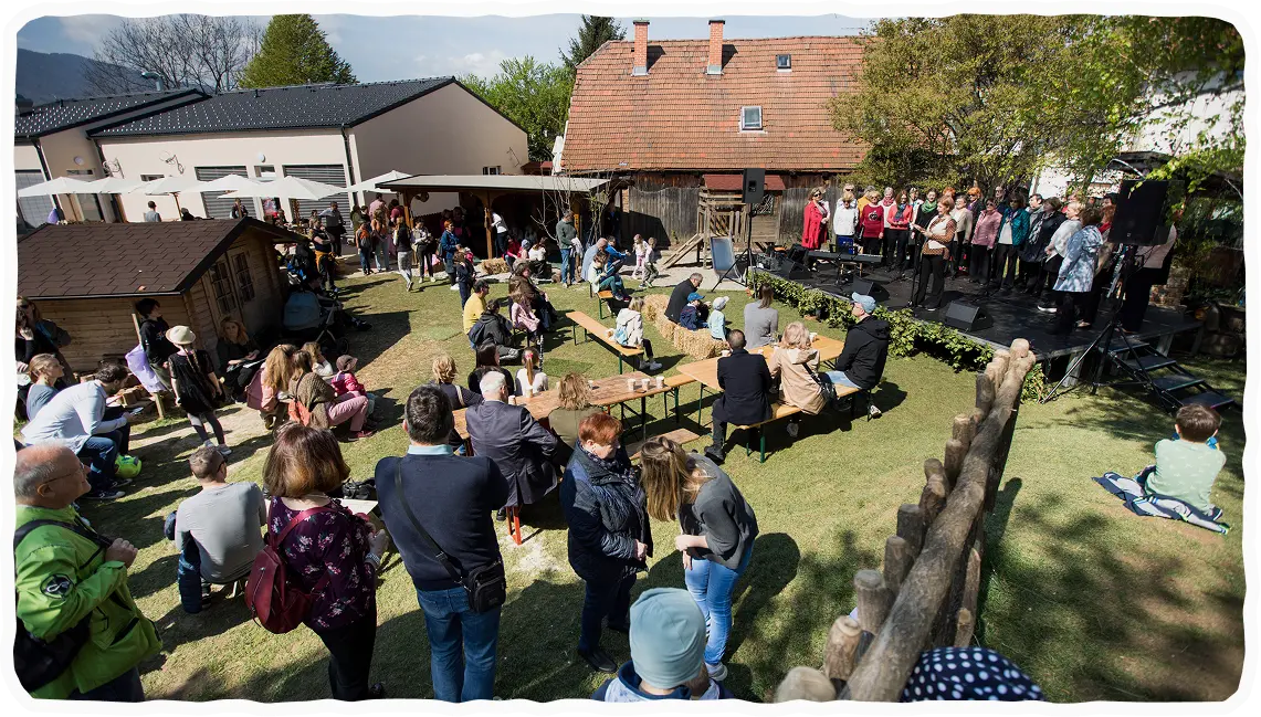 Otroci in starši na Jurijevem sejmu.