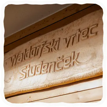 Tabla na vhodu v enoto Studenček.