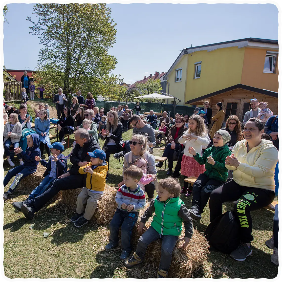 Otroci in starši na Jurijevem sejmu.