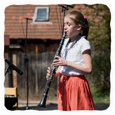 Punca, ki nastopa na Jurijevem sejmu.