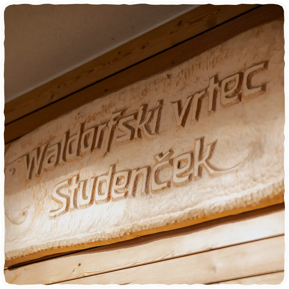 Tabla na vhodu v enoto Studenček.