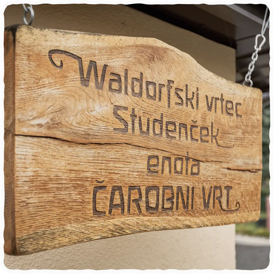 Tabla na vhodu v enoto Čarobni vrt.