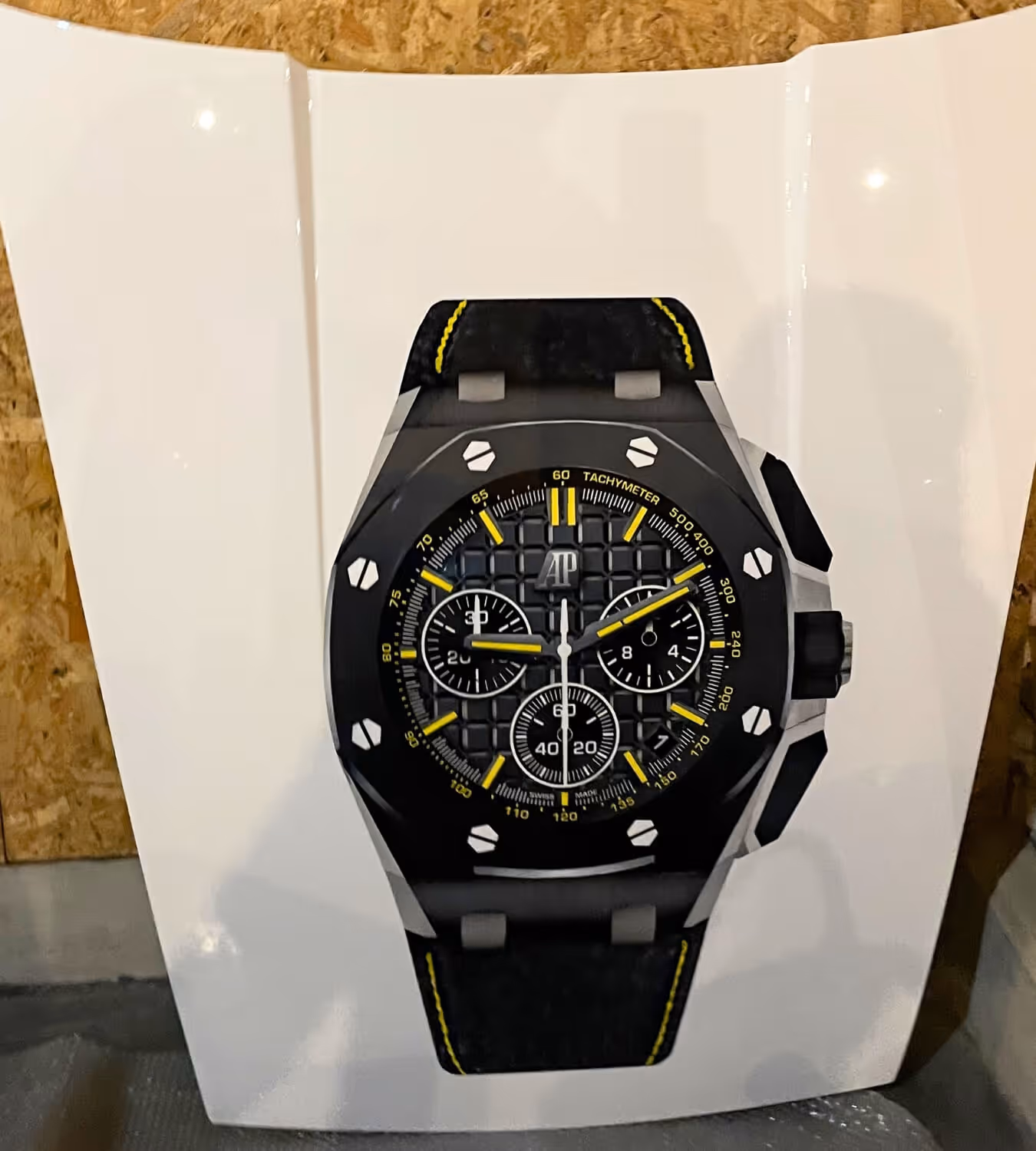 Trompe-l'œil hyperréaliste d'une montre Audemars Piguet sur capot Porsche par Mike, technique pinceau et aérographe combinés
