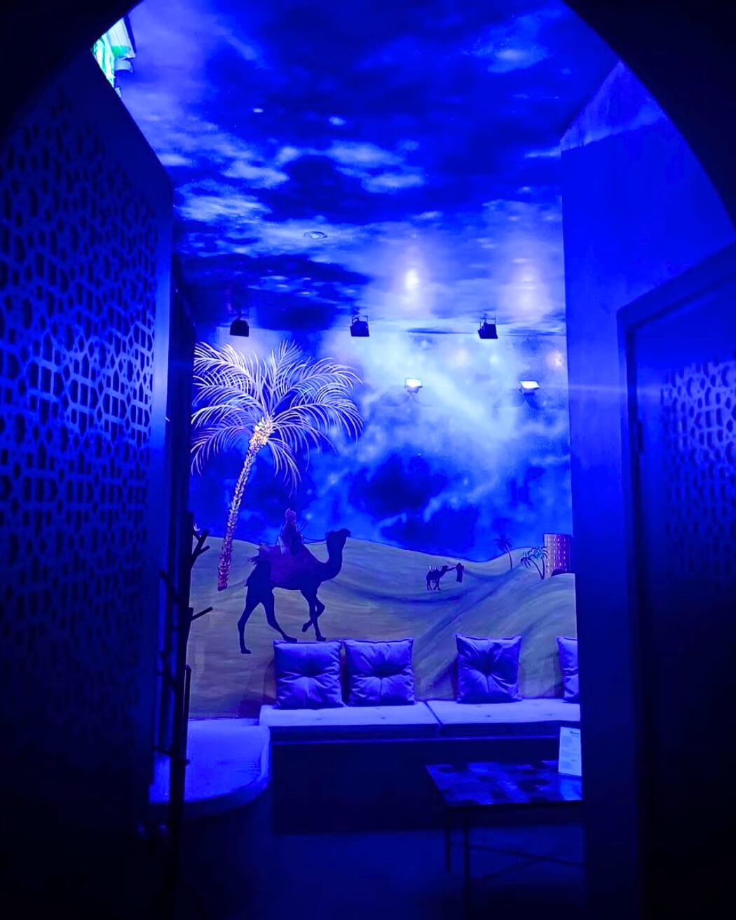 Fresque immersive lumière noire pour spa par Mathieu, Artiste L'Atelier Mural