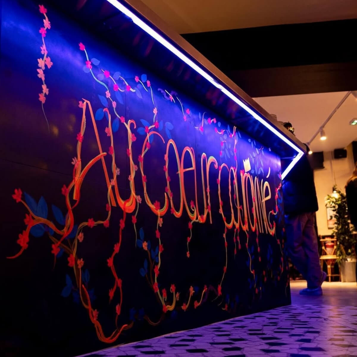 Fresque lettrage calligraphie au pinceau par Mathieu, Artiste L'Atelier Mural