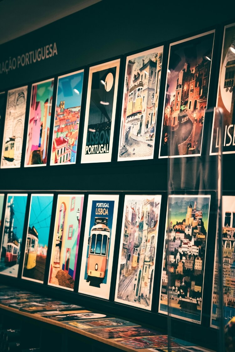 Exemples d'affiches et posters muraux encadrés pour décorer un mur de salon