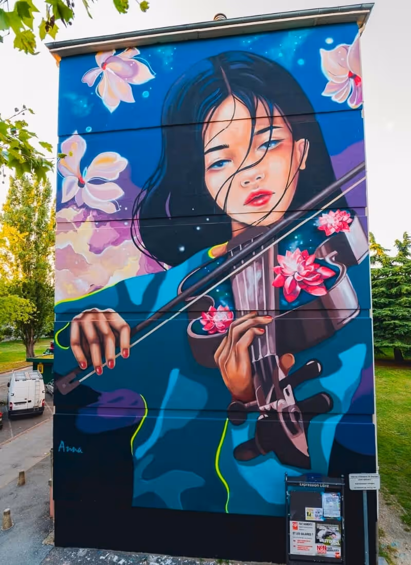 Fresque murale décorative sur mur intérieur