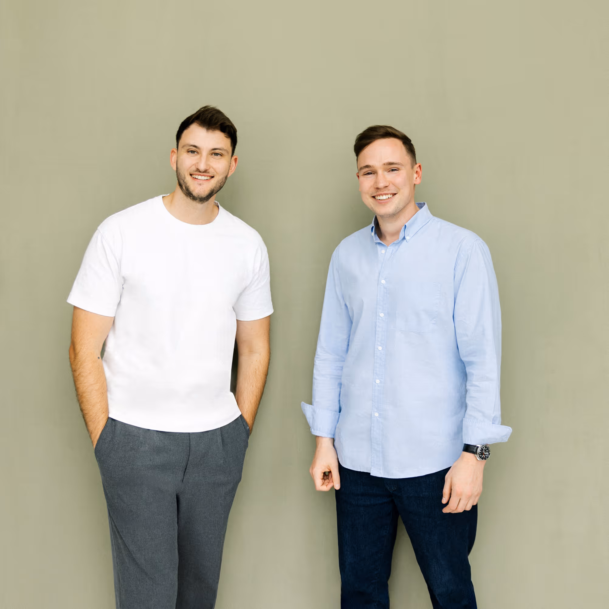 Zwei Männer in Anzügen besprechen eine Google Maps Ansicht zu lokalen Suchanfragen, daneben ein Whiteboard mit strategischem Marketingplan.