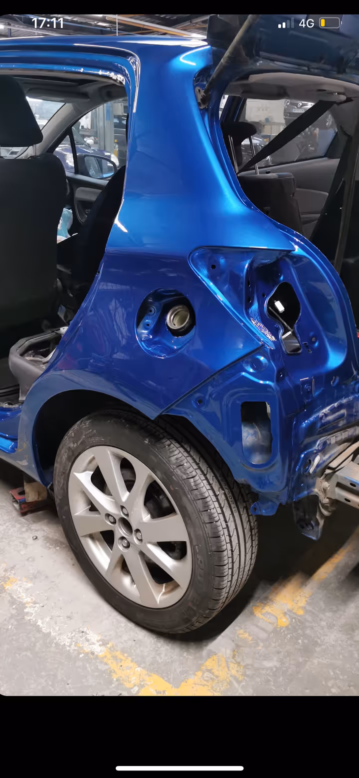 Travaux de peinture automobile en cabine chez BC Carrosserie à Saint-Pol-de-Léon