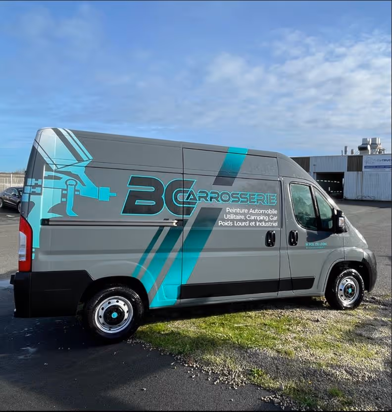 vehicule bc carroserie gris avec flocage de publicité