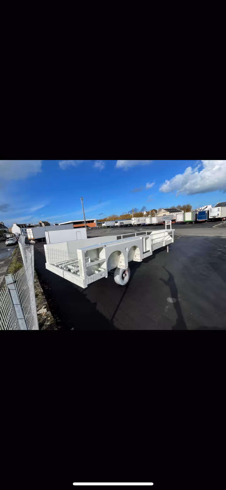 remorque de camion fraichement peinte en blanc