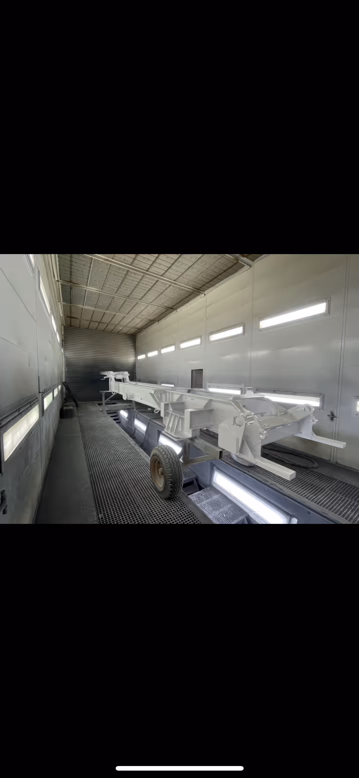 châssis remorque poids lourd peinyt en blanc dans une cabine spécialisé