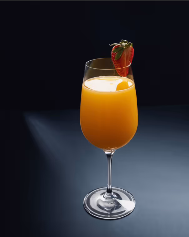 коктейль у високому келиху на темному фоні