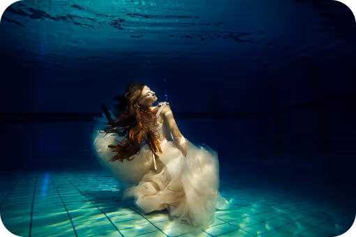Креативний портрет у воді — художня фотозйомка з грою світла та емоцій