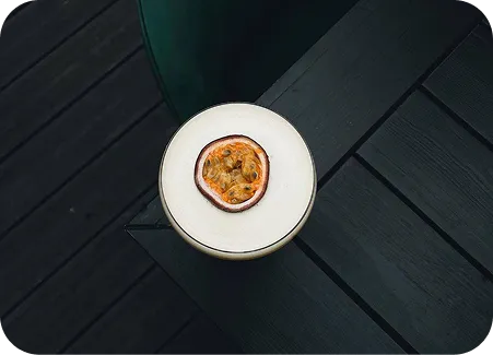 тарілка з фруктом знята зверху, на темному дерев’яному столі