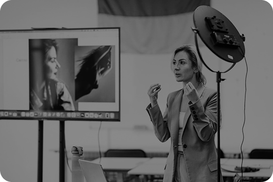 Навчання з фотографії: викладач пояснює принципи зйомки під час індивідуального та корпоративного навчання