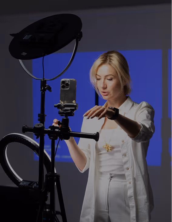 Індивідуальне та корпоративне навчання зі зйомки відео: викладач демонструє роботу з камерою та світлом