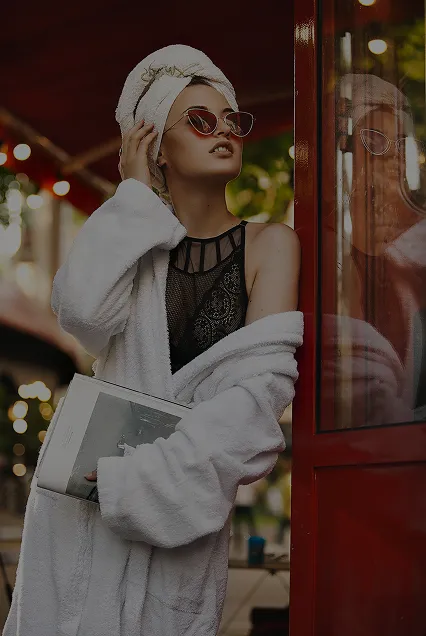 Студійний портрет жінки-фотографа під час роботи: професійне LED-освітлення, камера на штативі та процес налаштування апаратури перед зйомкою.