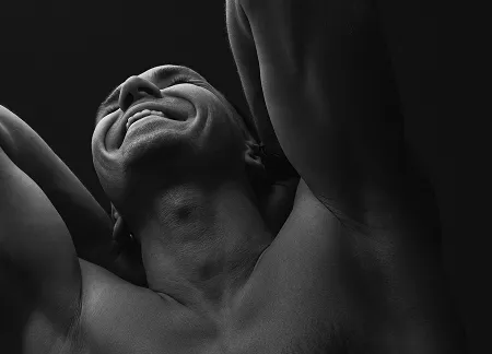 Офлайн-інтенсив із практичної фотографії: жива робота зі світлом, моделлю та композицією, глибоке занурення у процес зйомки й розвиток авторського бачення.