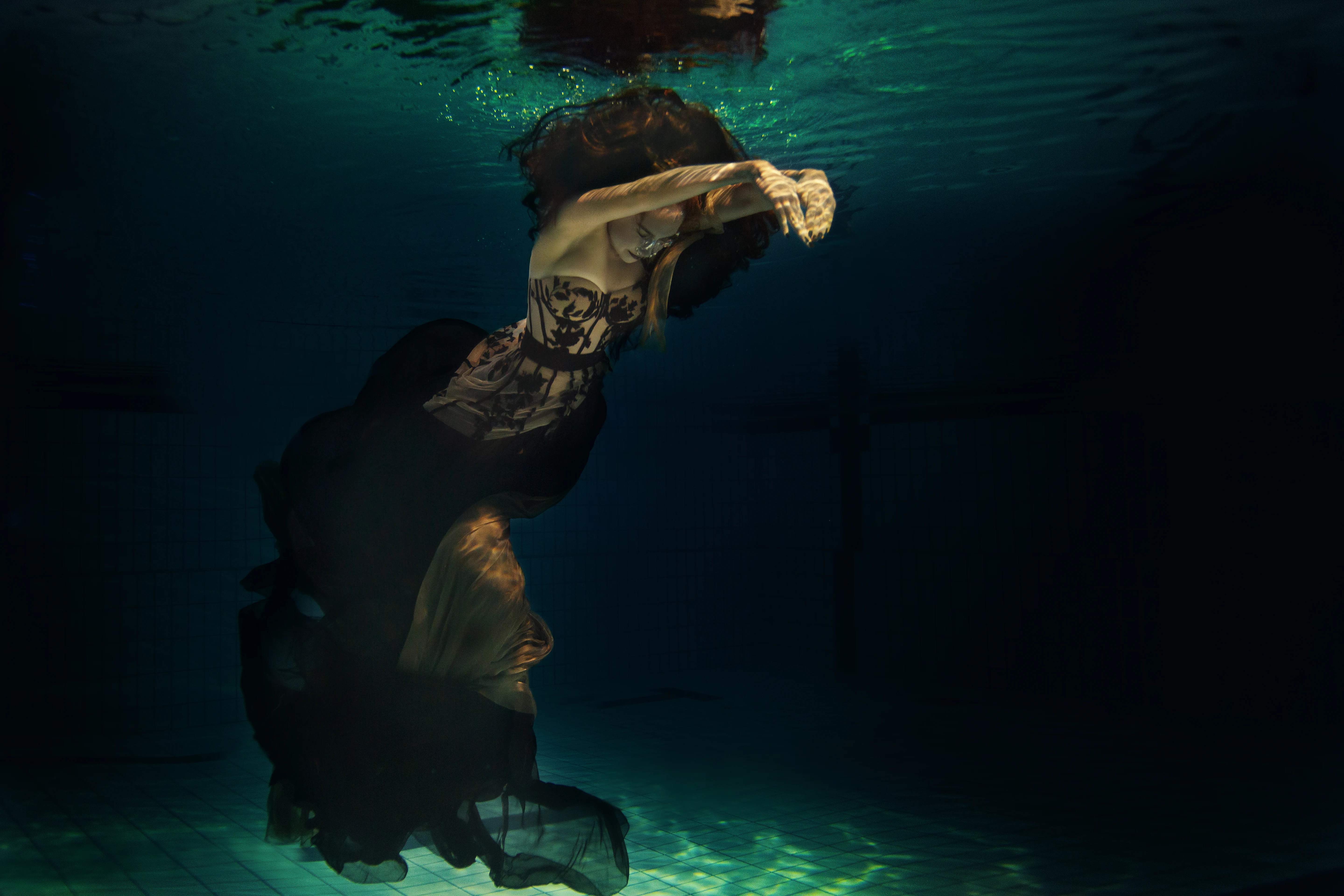 Професійне яскаве фото дівчини під водою