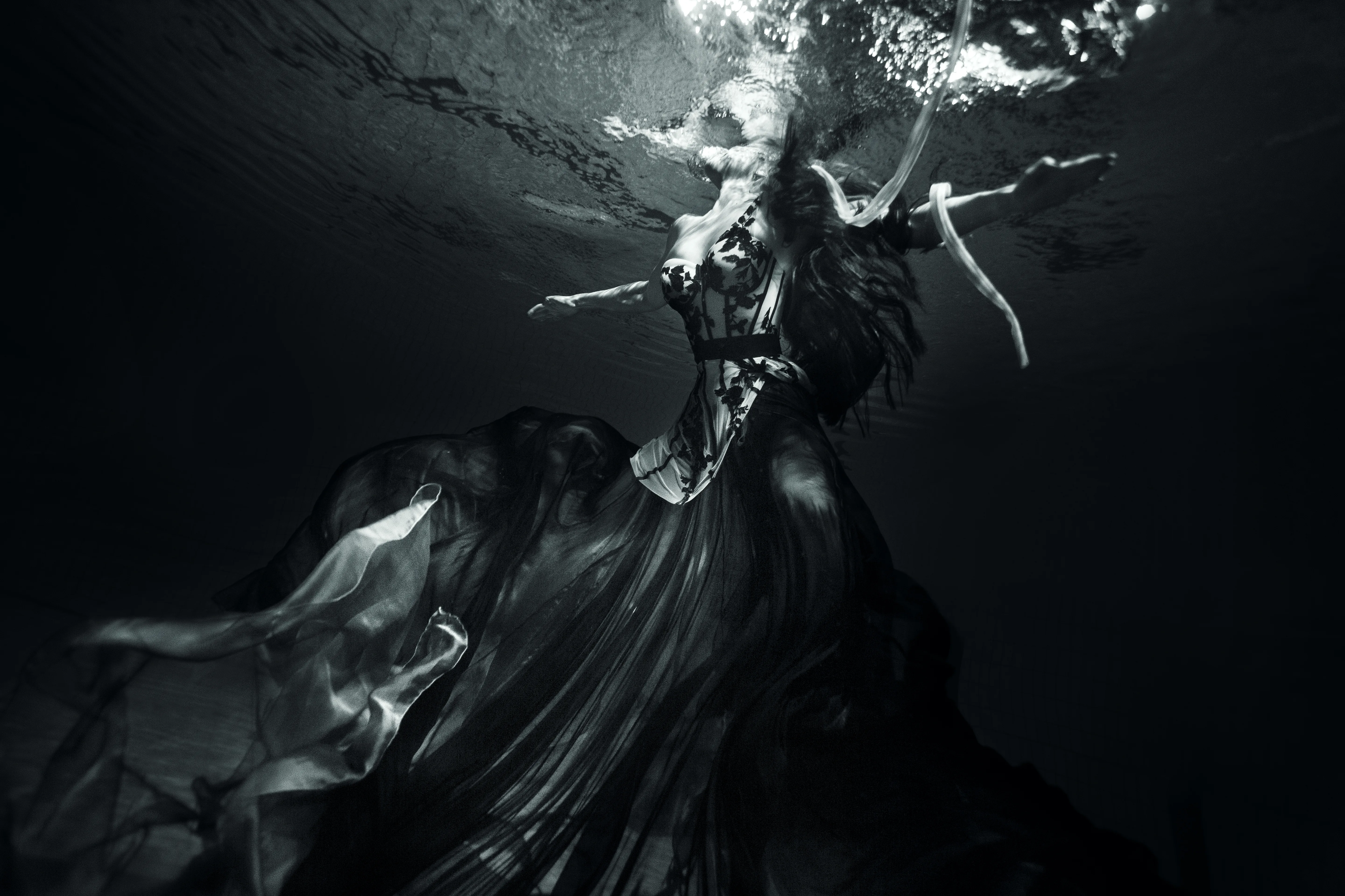 Професійне фото дівчини у вечірньому платті під водою