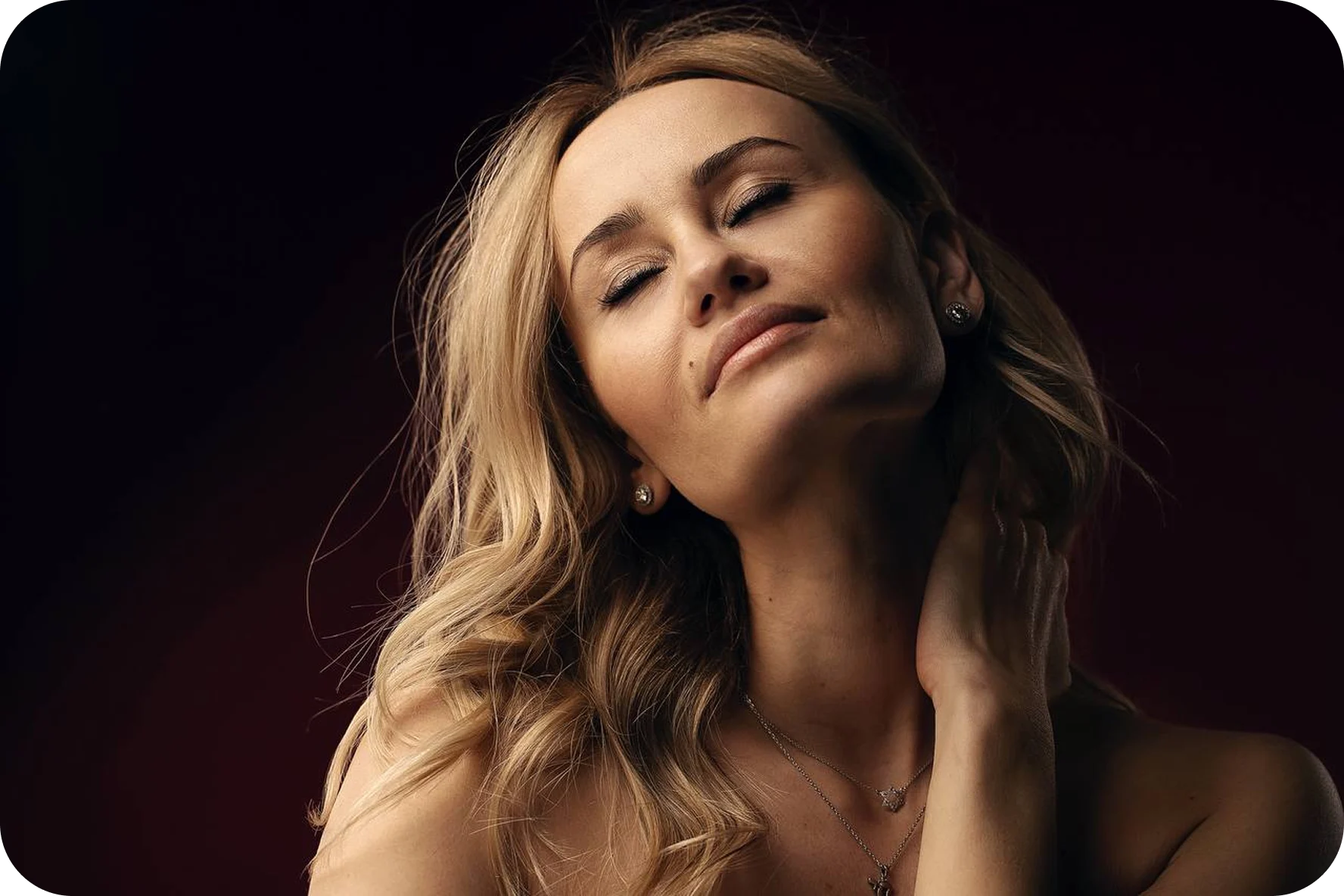 Портретне студійне фото дівчини на темному фоні з яскравим освітленням