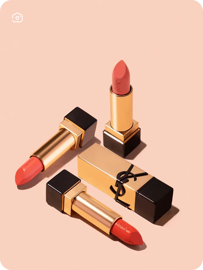 Фото предметної зйомки. Помади губні на світлому фоні.