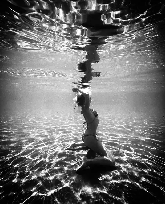 Чорно-біле фото, дівчина позує під водою