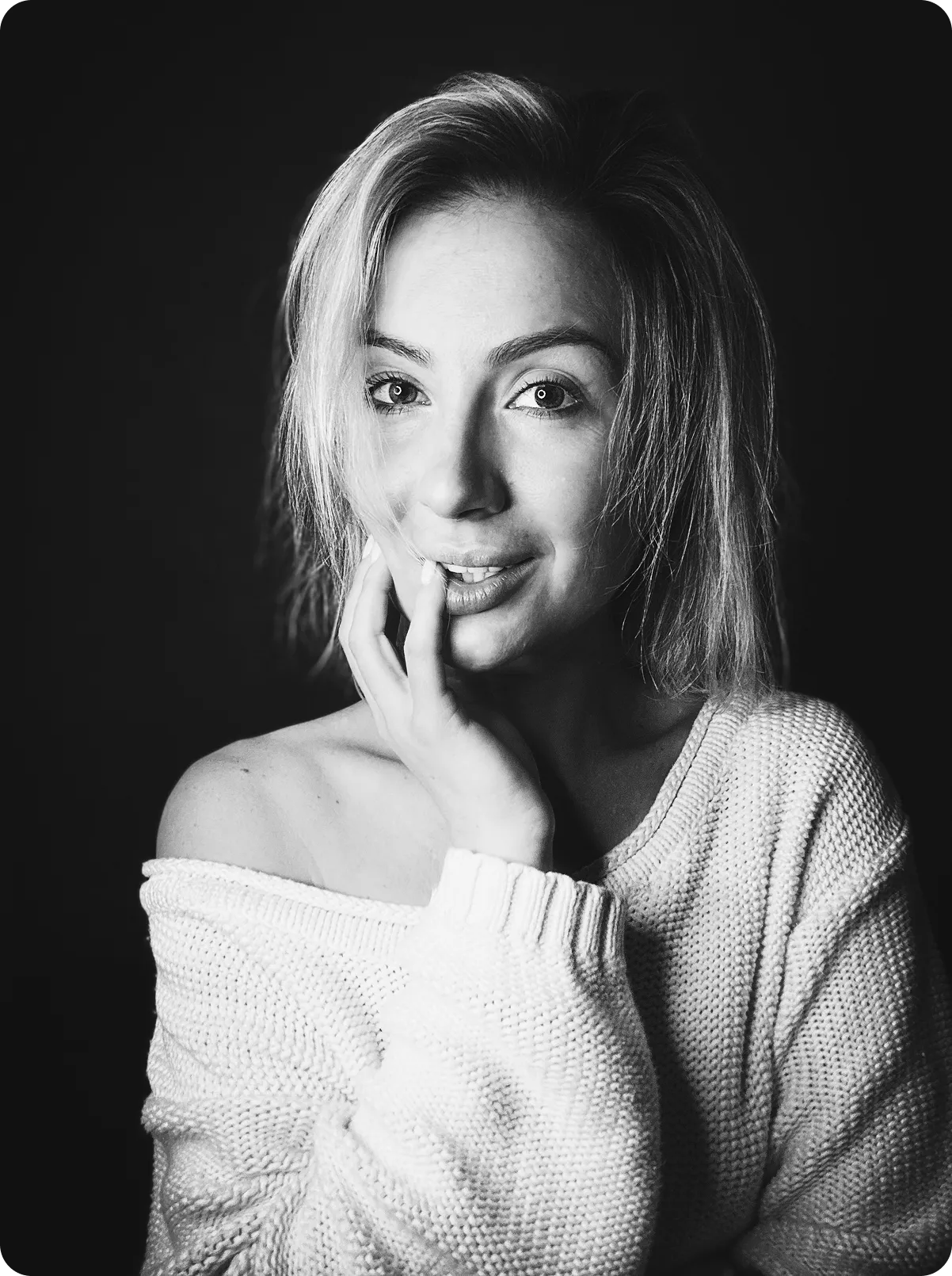 Чорного біле портретне фото дівчини