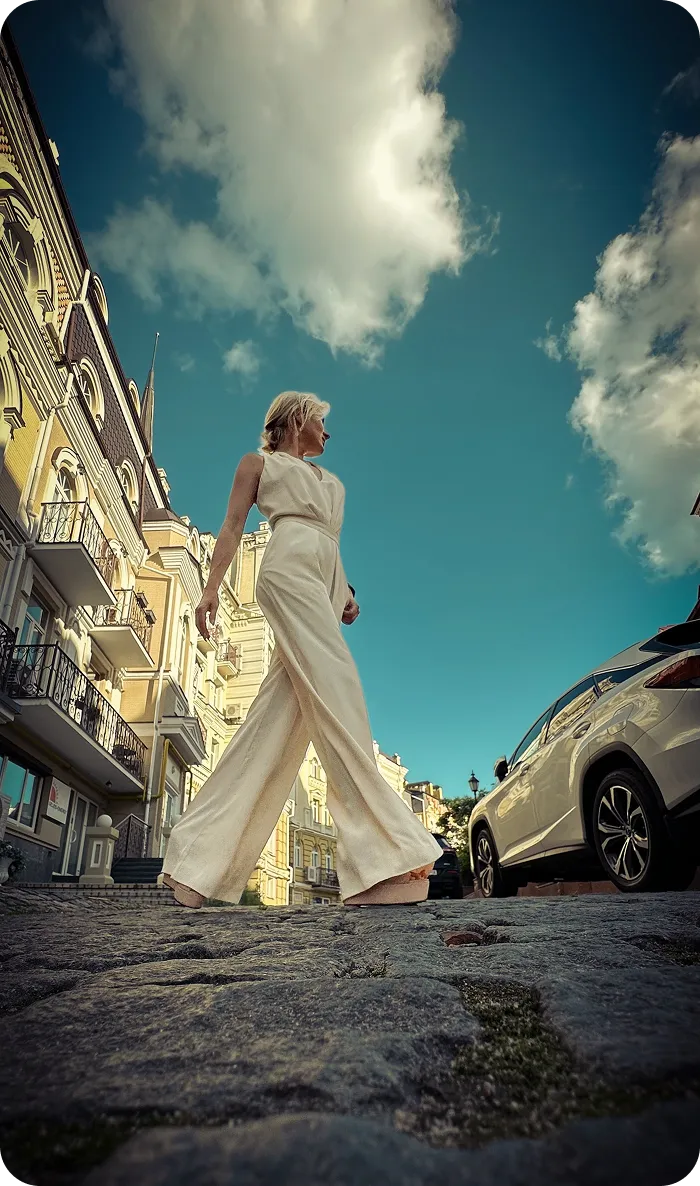 Дівчина гуляє по вулиці