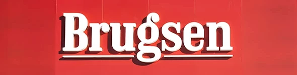 Det hvide Brugsen-logo på en rød baggrund.