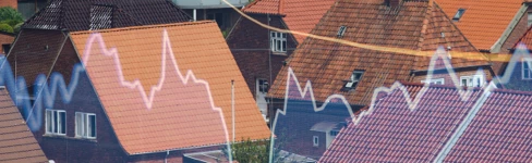 Tag tagtagskifte over danske tage i et boligområde.