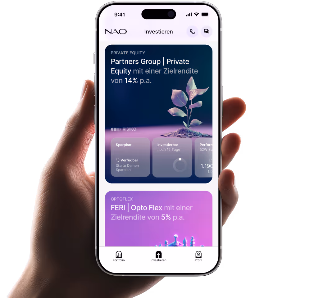 Smartphone screen showing an investment app in German with options for Private Equity targeting 14% annual return and Opto Flex targeting 5% annual return.