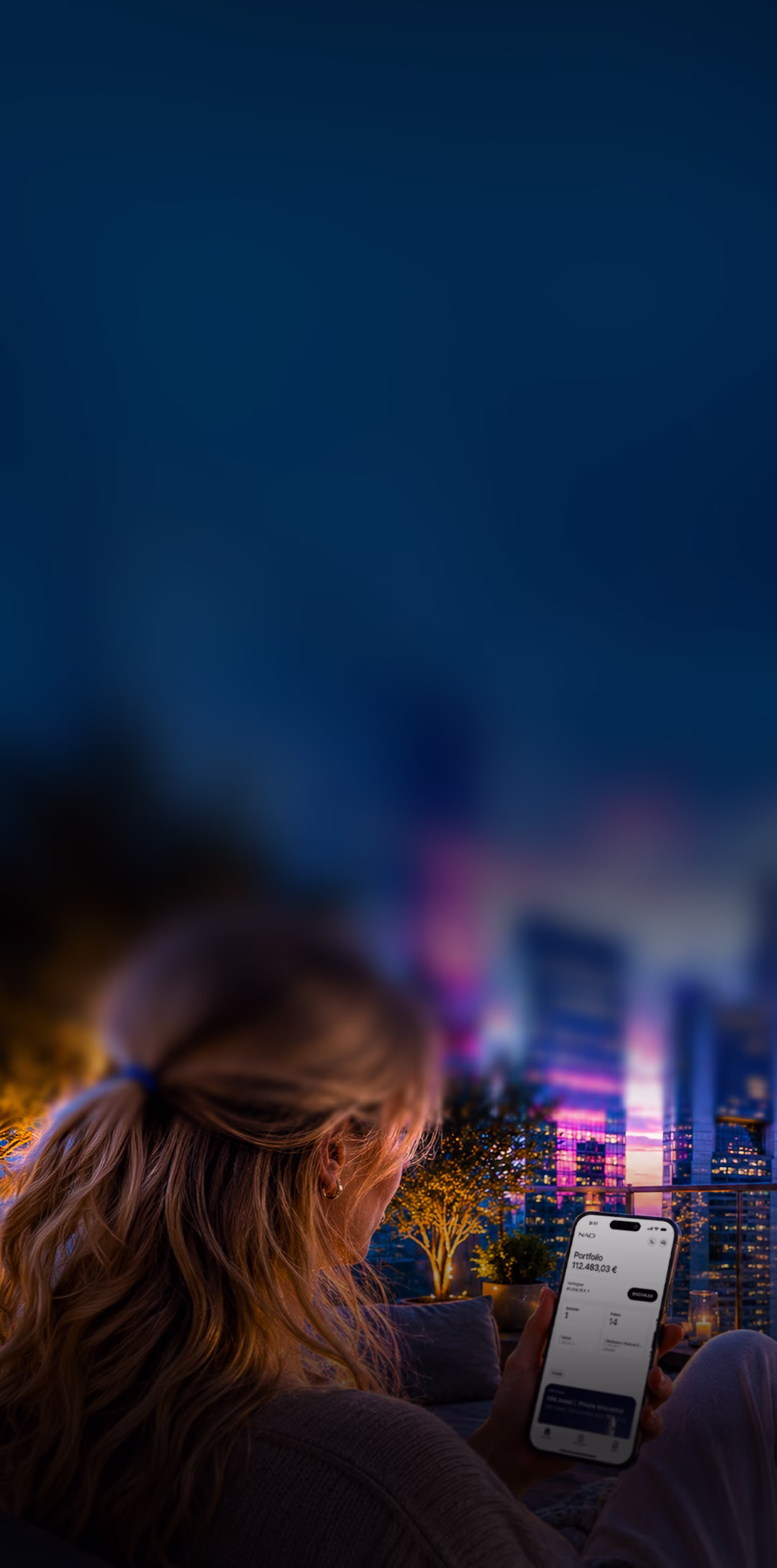 Frau sitzt abends auf Terrasse und sieht auf Smartphone ihr Portfolio mit 112.483,03 € vor Skyline.
