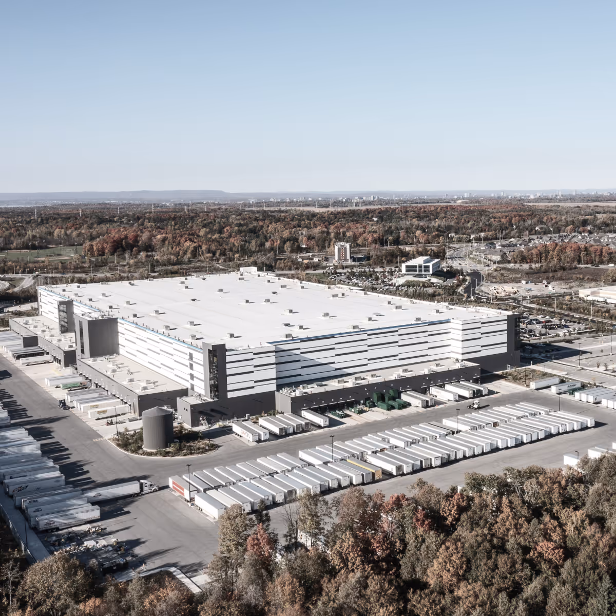 Vista aérea de un centro logístico industrial moderno.