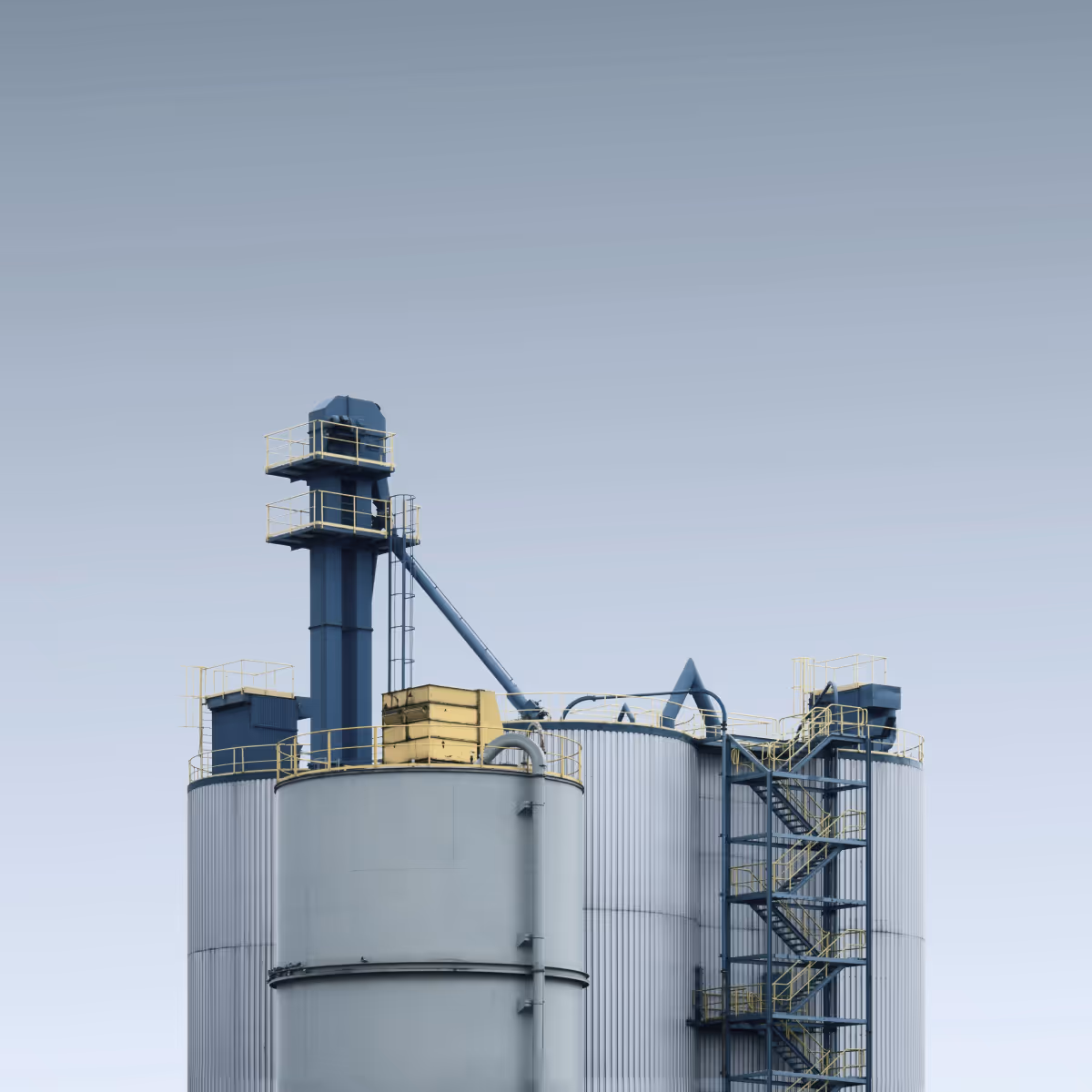 Infraestructura industrial que representa planificación académica y calendarios institucionales