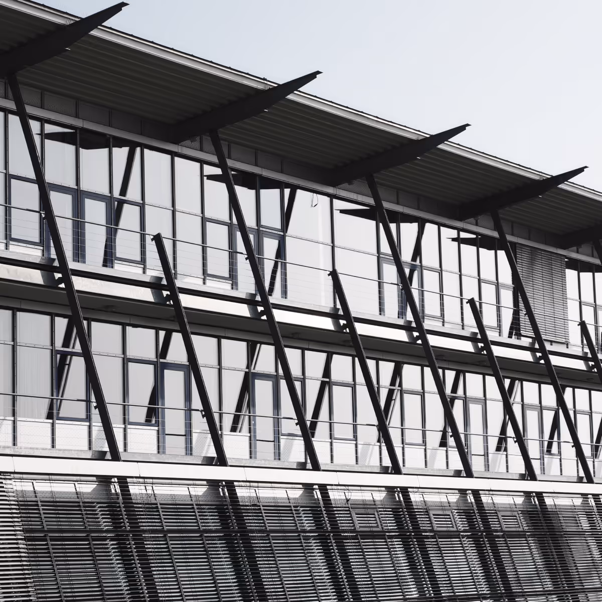 Edificio institucional moderno que representa infraestructura académica y servicios educativos