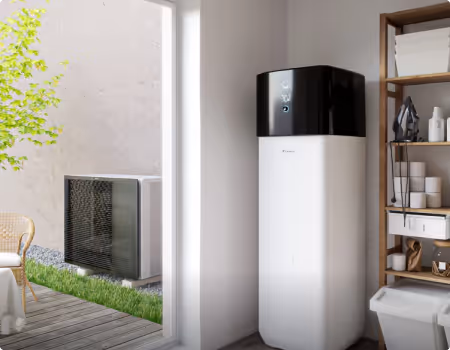 Unité murale noire et blanche installée dans un coin d'une pièce claire avec une étagère en bois à côté et une fenêtre donnant sur un jardin extérieur.