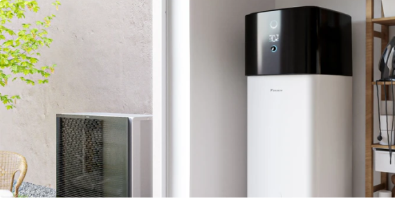 Unité murale noire et blanche installée dans un coin d'une pièce claire avec une étagère en bois à côté et une fenêtre donnant sur un jardin extérieur.