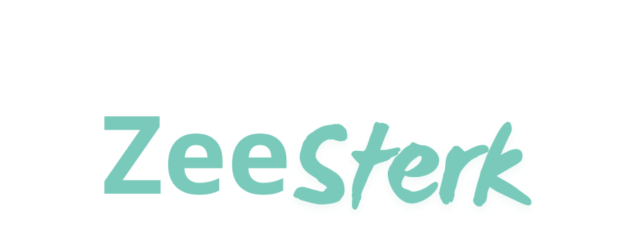 Logo van Zeesterk met een combinatie van schreefloze en handgeschreven stijl in blauwgroene kleur.