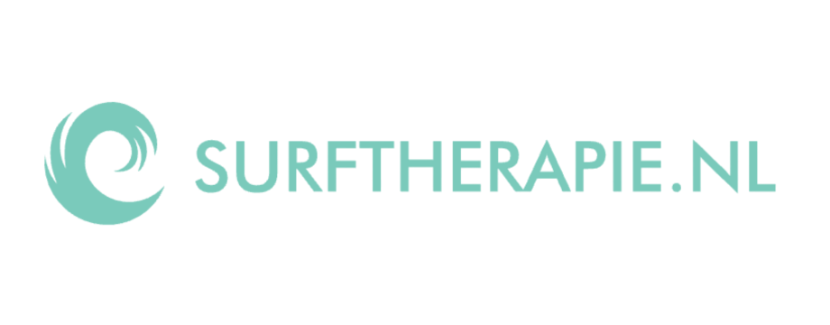 Logo met een gestileerde golf en de tekst Surftherapie.nl in blauwe letters