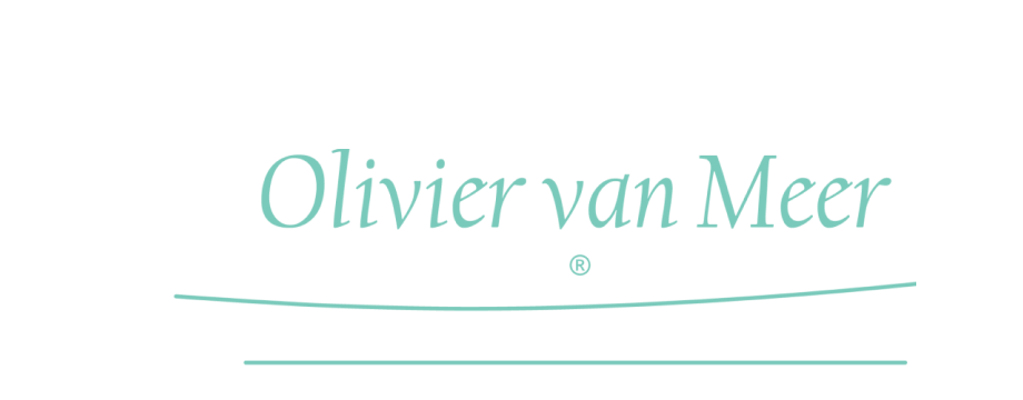 Logo met de tekst Olivier van Meer in groene letters met een gekromde lijn eronder.
