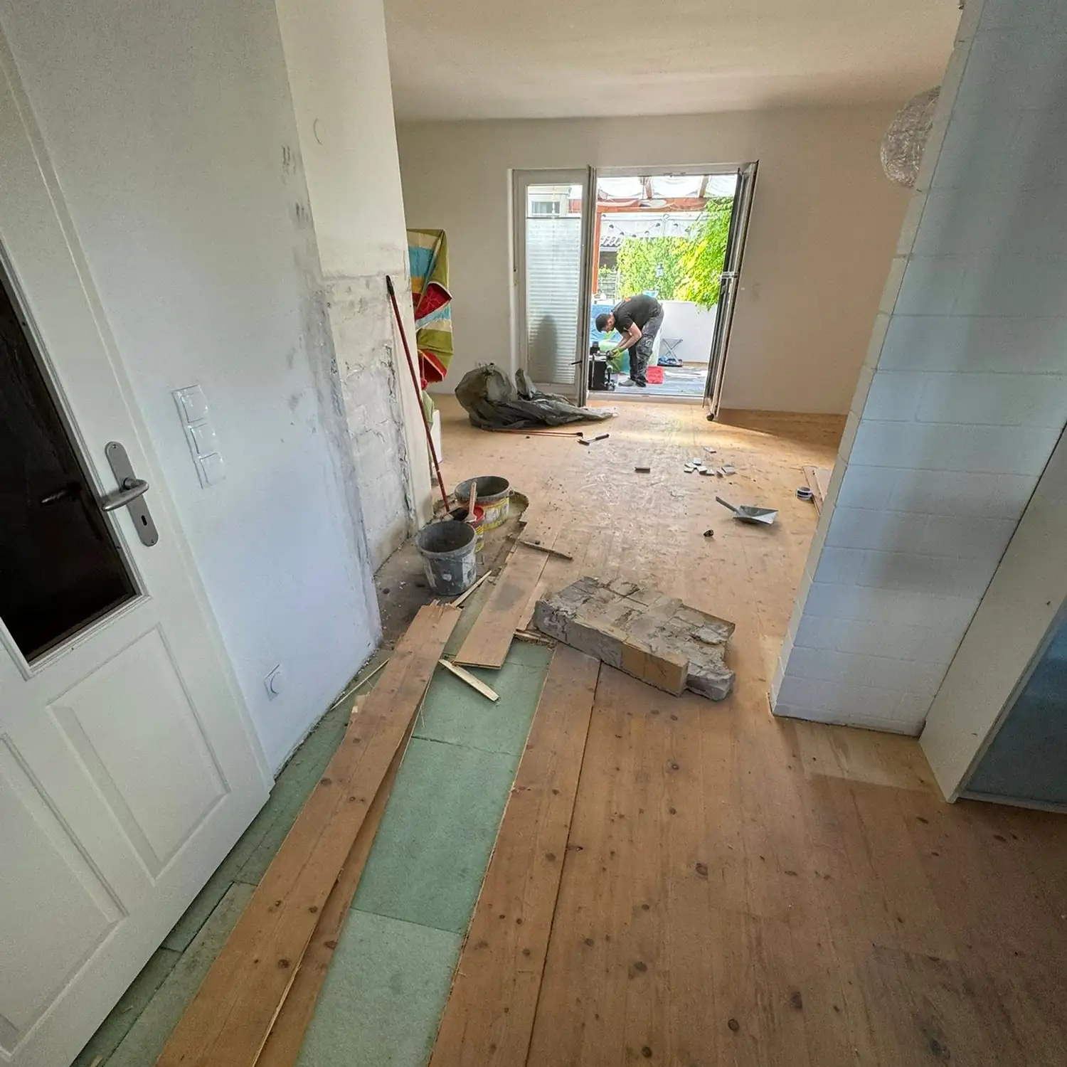 Wohnbereich während der Renovierung – neuer Holzboden wird verlegt.