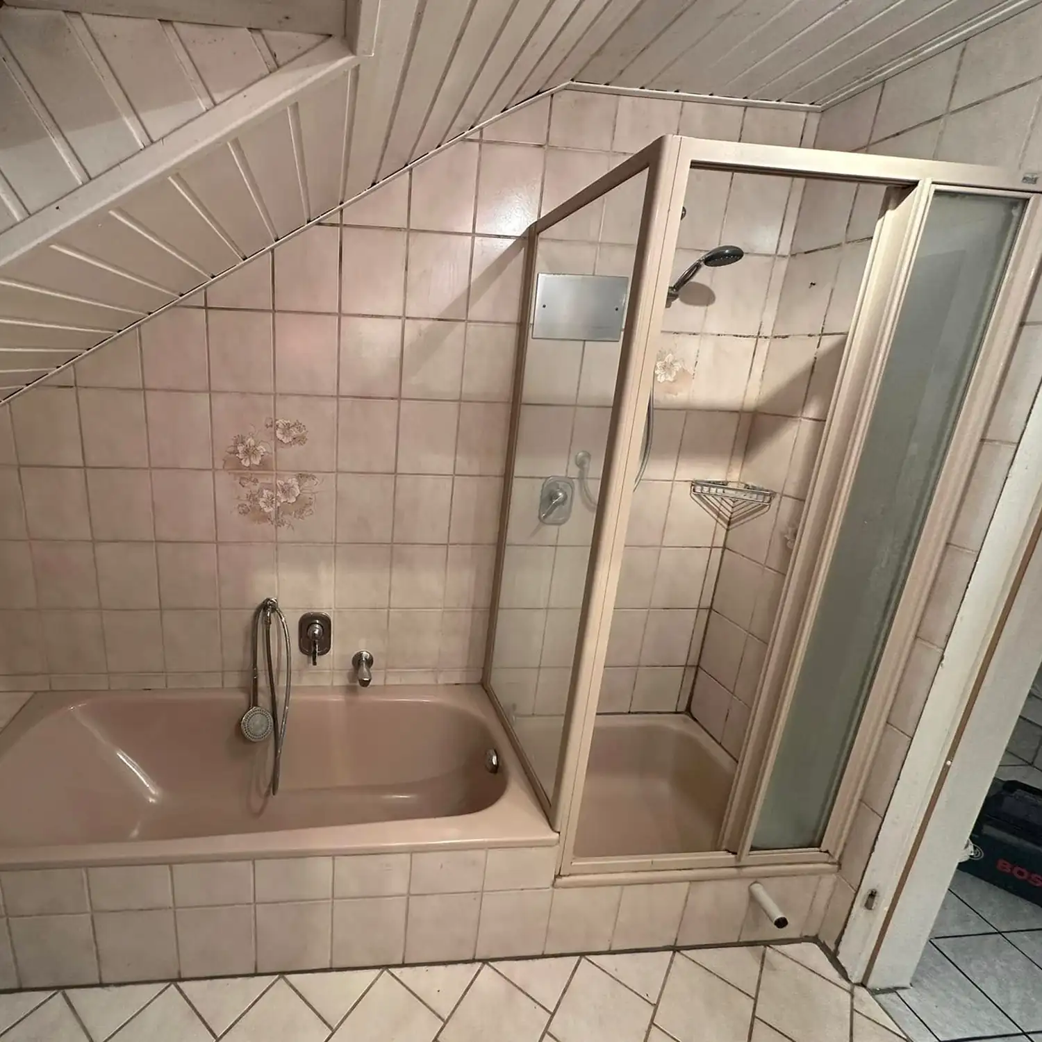 Badezimmer vor der Sanierung.