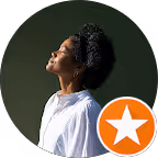 Frau mit geschlossenen Augen und Kopf leicht nach hinten geneigt vor dunklem Hintergrund.