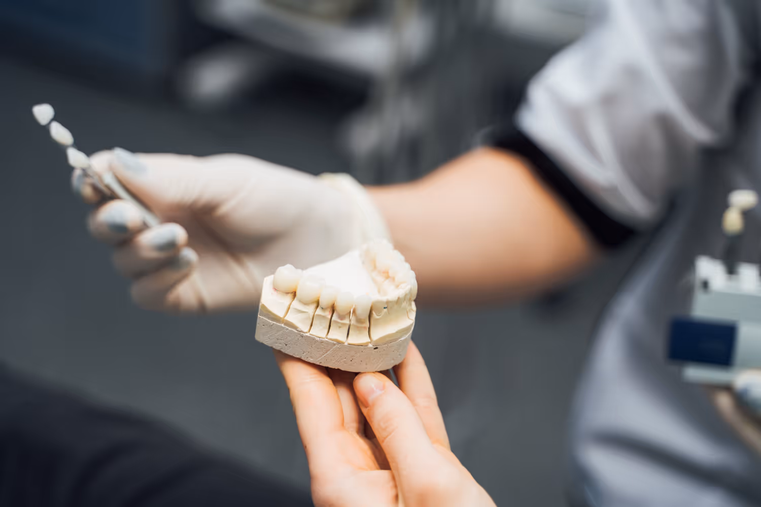Zahntechnikerin bearbeitet präzise ein Gipsmodell der Zähne im Dental-Labor bei Dübi Dental – hochwertige Zahntechnik für Zahnersatz, Kronen und Brücken in Dübendorf und Zürich.
